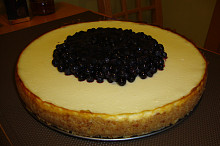 Hotový cheescake s borůvkami