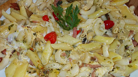 Barevná těstovinová pánev