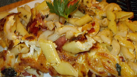 Barevná těstovinová pánev