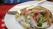 Brambory zapečené se surimi, pórkem, kapkou smetany a parmazánem