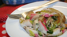 Brambory zapečené se surimi, pórkem, kapkou smetany a parmazánem