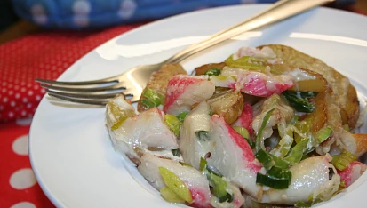 Brambory zapečené se surimi, pórkem, kapkou smetany a parmazánem