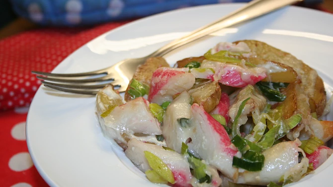 Brambory zapečené se surimi, pórkem, kapkou smetany a parmazánem