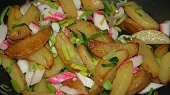 Brambory zapečené se surimi, pórkem, kapkou smetany a parmazánem