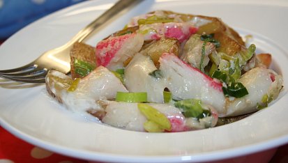Brambory zapečené se surimi, pórkem, kapkou smetany a parmazánem