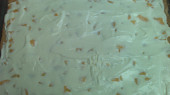 Broskvové řezy s tvarohem a šlehačkou, natřený na broskvích první krém