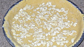 Broskvovo-rybízový mřížkový koláč, na dno navrstvíme mandlové lupínky