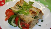 Cannelloni s drůbežím masem v rajčatech, gratinované parmazánovým bešamelem