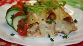 Cannelloni s drůbežím masem v rajčatech, gratinované parmazánovým bešamelem