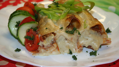 Cannelloni s drůbežím masem v rajčatech, gratinované parmazánovým bešamelem