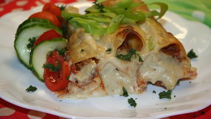 Cannelloni s drůbežím masem v rajčatech, gratinované parmazánovým bešamelem