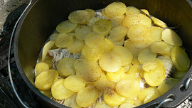 Cejni s brambory zapečení v Dutch-Oven