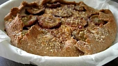 Celozrnný koláč s tvarohem, švestkami a ořechy