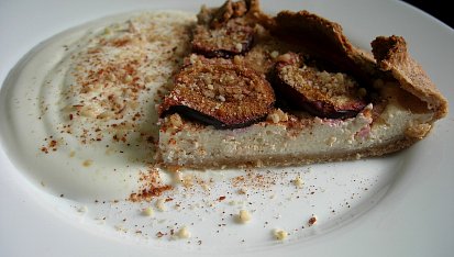 Celozrnný koláč s tvarohem, švestkami a ořechy