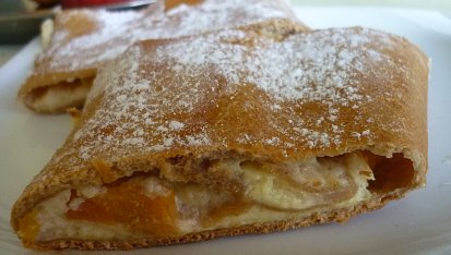 Celozrnný štrúdl s pudinkovo-tvarohovou náplní a ovocem