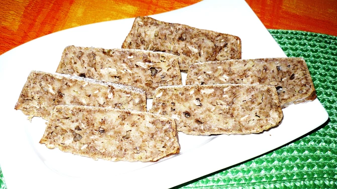 Chlebíček s tykví, vločkami a ořechy