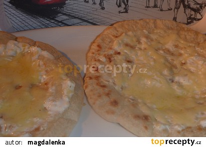 Chlebové placky z pánve se smetanou a sýrem