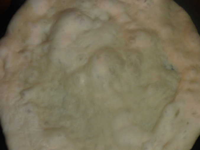 Chlebové placky z pánve se smetanou a sýrem, opeká sa prvá strana