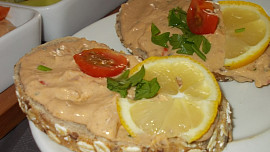 Chutná pomazánka  ze šprotů a lučiny