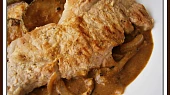 Cuketa s vepřovou kotletou v hořčicovo cibulové marinádě, Detail masa se šťávou
