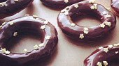 Donuts (Po ochutnání prvního, jsem ani neměla čas je nechat nakynout, tak jsou takové malinké :))