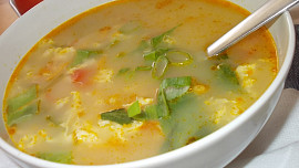 Drožďová polévka s kořenovou zeleninou, paprikou a  rajčaty