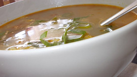 Drožďová polévka s kořenovou zeleninou, paprikou a  rajčaty