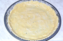 těsto rozprostřeme do koláčové formy