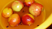 Grilované ovoce v medové marinádě se skořicí, v marinádě