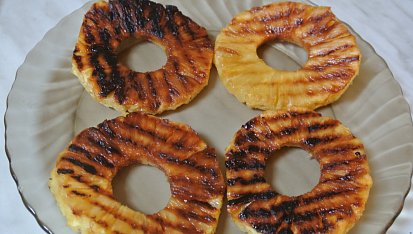Grilovaný losos s ananasovou salsou, ananas ogrilujeme