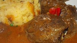 Hovězí líčka na hořčici, celeru a chilli papričkách