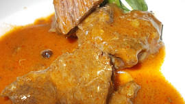 Hovězí líčka na hořčici, celeru a chilli papričkách