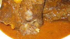 Hovězí líčka na hořčici, celeru a chilli papričkách