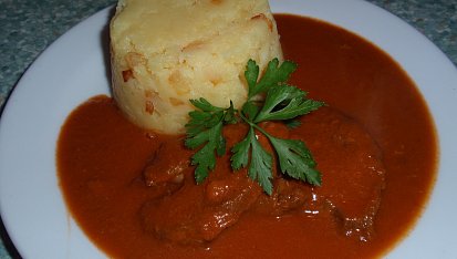 Hovězí líčka na hořčici, celeru a chilli papričkách