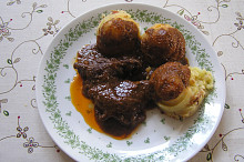 Hovězí líčka na hořčicic, celeru a chili papričkách