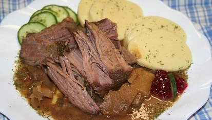 Hovězí žebra s hruškami, koriandrem a chilli v pomalém hrnci