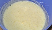 Jogurtový dort s rybízem (vejce s cukrem vyšleháme do pěny)