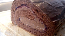 Kakaová roláda s rybízovou marmeládou, čokoládovo-nutellovým krémem a čokoládovou polevou