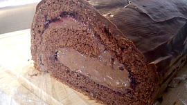 Kakaová roláda s rybízovou marmeládou, čokoládovo-nutellovým krémem a čokoládovou polevou