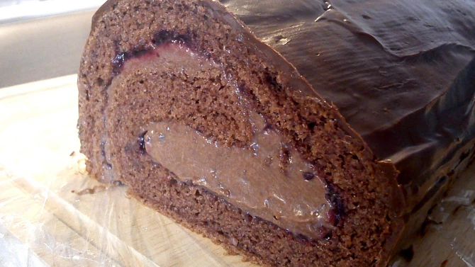 Kakaová roláda s rybízovou marmeládou, čokoládovo-nutellovým krémem a čokoládovou polevou