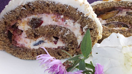 Kávovo-maková roláda s  lahodným krémem a ovocem