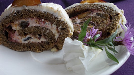 Kávovo-maková roláda s  lahodným krémem a ovocem