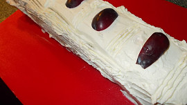 Kávovo-maková roláda s  lahodným krémem a ovocem