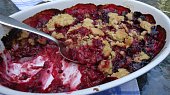 Kořeněný slívovo-ostružinový crumble