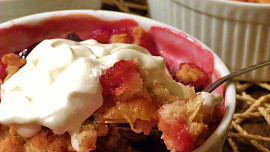 Kořeněný slívovo-ostružinový crumble