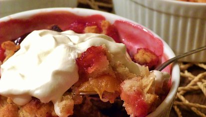 Kořeněný slívovo-ostružinový crumble