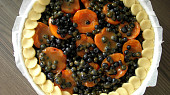 Křehký karamelový koláč s meruňkami a borůvkami