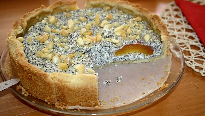 Křehký máslový koláč s tvarohem, mákem a broskvemi