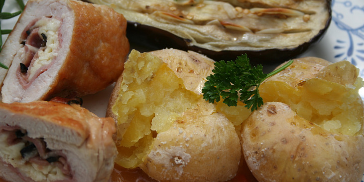 Krůtí závitky s náplní z jadelu a pečenou bramborou