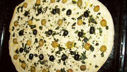 Kuřecí směs na pánvi a italská focaccia, focaccia před upečením